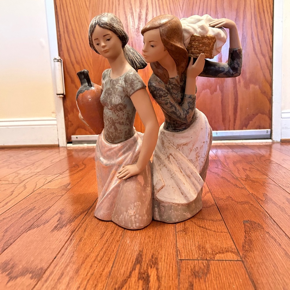 lladro #12109 Laundress and Water Carrier